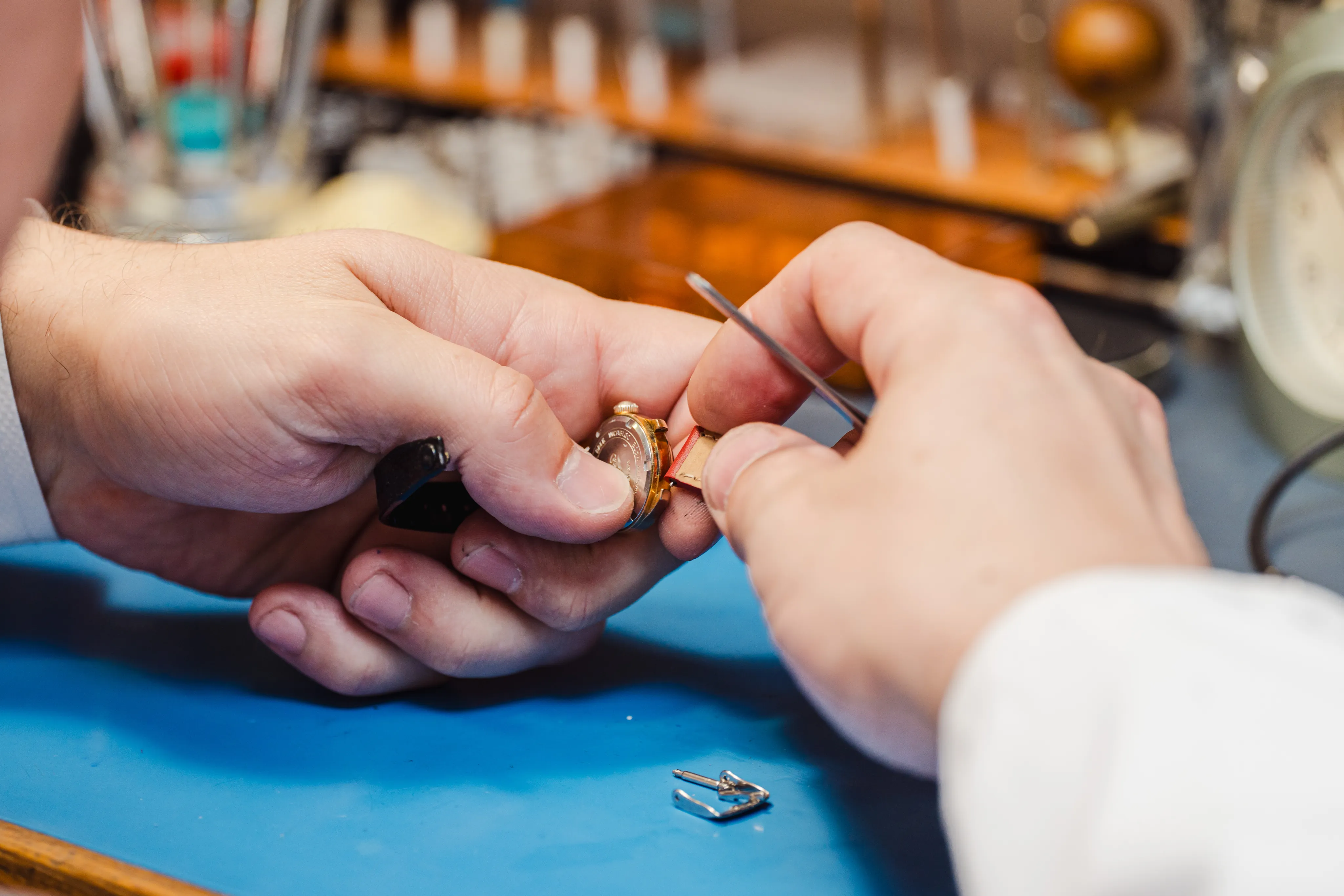 Mistrz zegarmistrzostwa serwisujący luksusowy zegarek w Salonie Zegarków