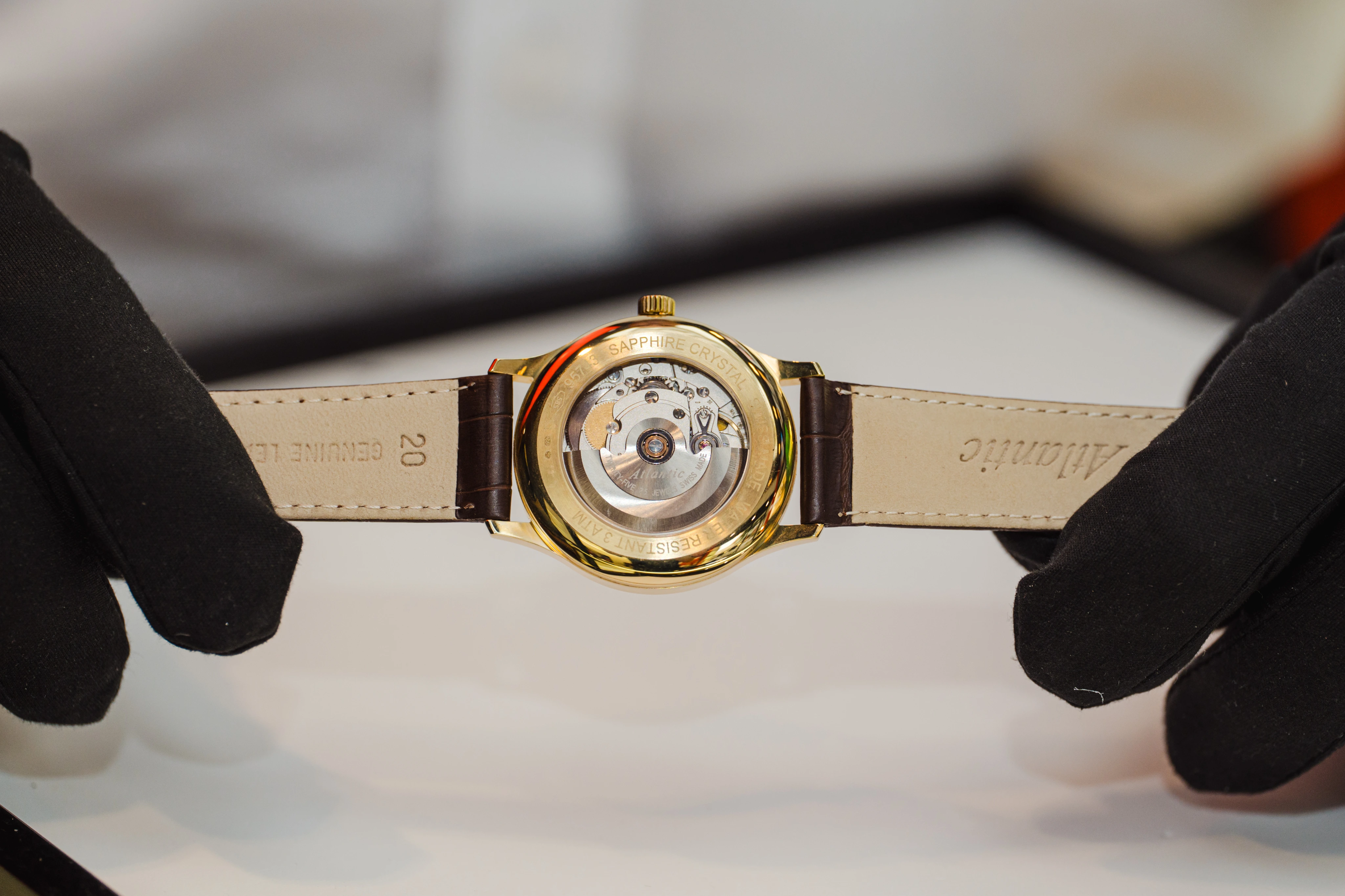 Mistrz zegarmistrzostwa serwisujący luksusowy zegarek w Salonie Zegarków